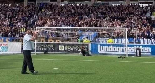 استقبال خاص.. جماهير سيريس تحتفي بلاعب الأهلي وسام أبو علي (فيديو)